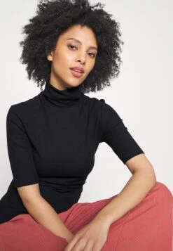 Basic T-Shirt - Black -Fashion Shop 84756f1e02784679be2f3a2b7cfb01e0