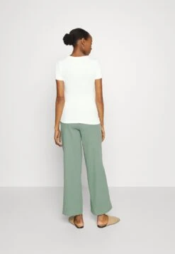 Basic T-Shirt - Off-White -Fashion Shop a9f50e70ce134245a31abd12c0a365fc